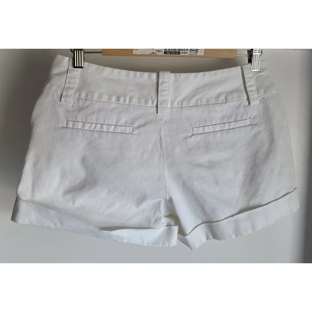 Alice + Olivia Shorts Size 6 White Solid Cotton Women Casual Chino